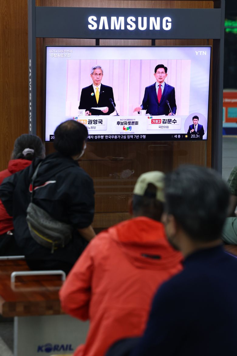 제21대 대통령선거 후보 정치분야 TV토론회가 열린 지난 5월 27일 서울역 대합실에서 시민들이 토론회 중계방송을 지켜보고 있다. [연합]