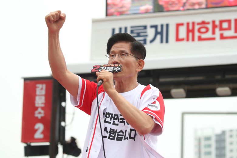김문수 국민의힘 대선 후보가 제21대 대통령선거 선거일을 하루 앞둔 2일 동대구역 광장에서 시민들에게 지지를 호소하고 있다. 2025.6.2 [공동취재]