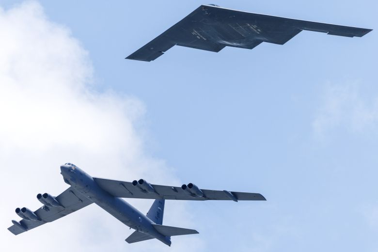 미 공군 전략폭격기 B-52와 B-2 폭격기가 미 플로리다주 해변의 현충일 주간 행사에 참여하고 있다. [EPA]