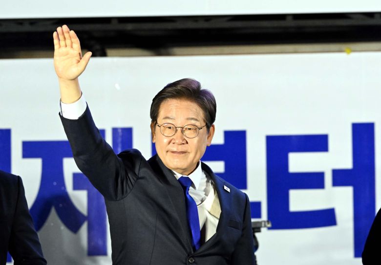 제21대 대통령으로 당선돼 4일부터 곧장 임기가 시작된 이재명 대통령이 4일 서울 여의도 국회 인근에서 당 주최로 열린 국민개표방송 행사에 참석해 시민들을 향해 인사하고 있다.  [연합]