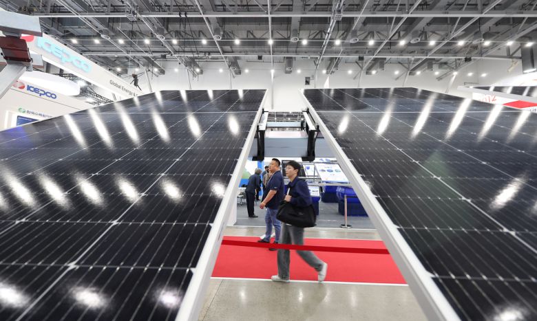 23일 대구 북구 엑스코에서 개막한 제22회 국제그린에너지엑스포에서 방문객들이 태양광 부스를 살펴보고 있다. [연합]