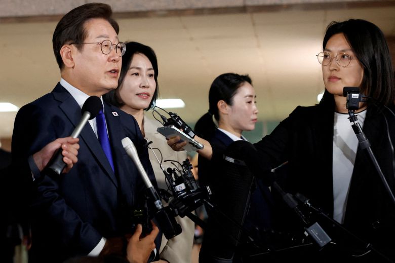 이재명 한국 대통령 당선자가 3일 밤 자신의 당선이 확실시되자 인천 자택에서 나와 입장을 밝히고 있다. [로이터]