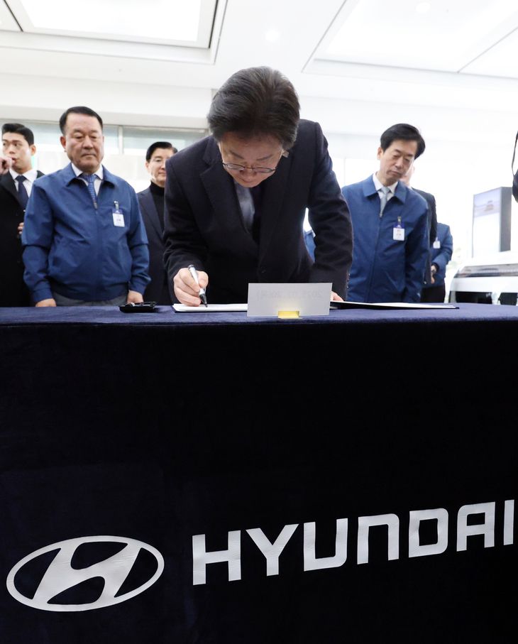 이재명 대통령이 지난 2월 충남 아산시 현대자동차 아산공장을 방문한 뒤 방명록을 작성하고 있다. [연합]