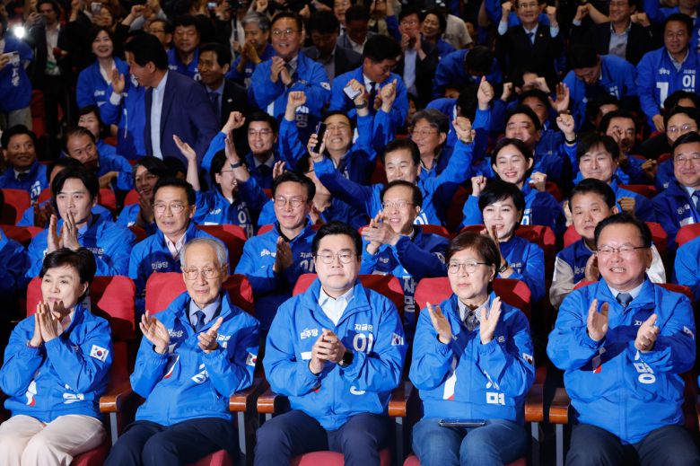 서울 강남구 압구정로데오역 인근 부동산에 매매 관련 안내문이 부착돼 있다. [연합]