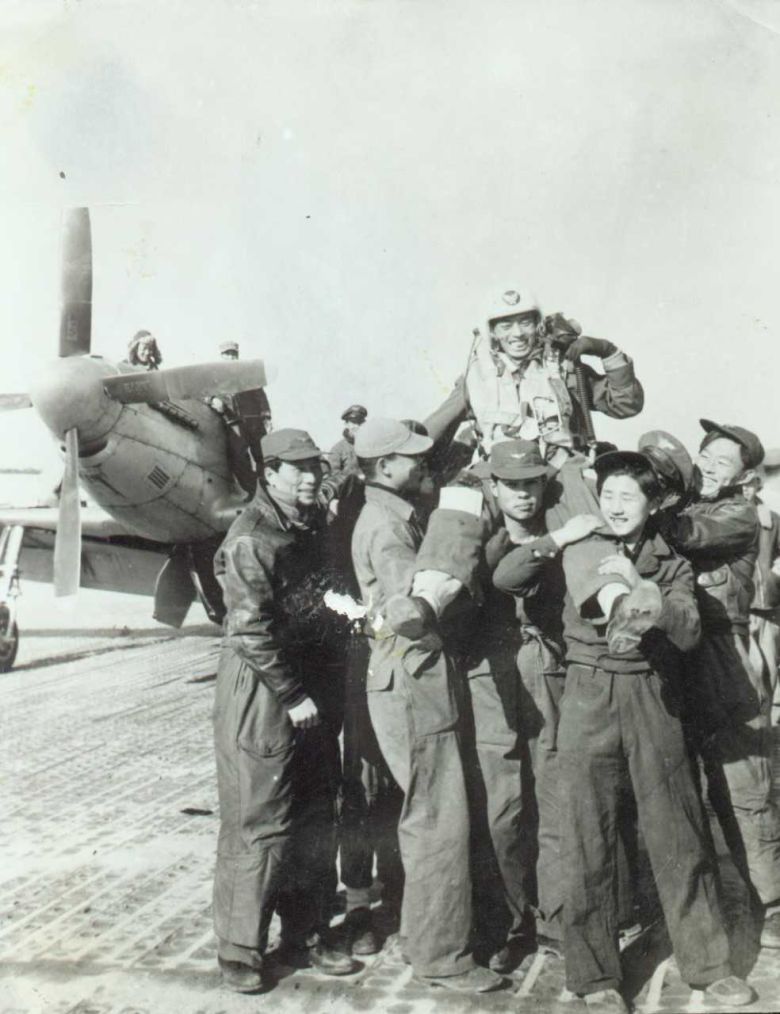 공군은 오는 6일 잠실야구장에서 열리는 KBO리그 두산베어스와 롯데자이언츠 경기에 6·25 참전 조종사 김두만 장군(예비역 공군 대장·98세)이 시구자, F-15K 조종사 강병준 소령(33)이 시타자로 나선다고 5일 밝혔다. 대한민국 최초 100회 출격을 달성한 김 장군. [공군 제공]