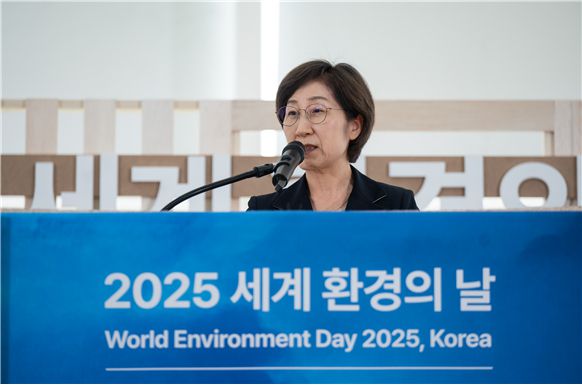 한화진 탄소중립녹색성장위원회 공동위원장이 4일 제주국제컨벤션센터에서 열린  ‘미래세대 환경토론회(포럼)’에서 발언하고 있다.[환경부 제공]