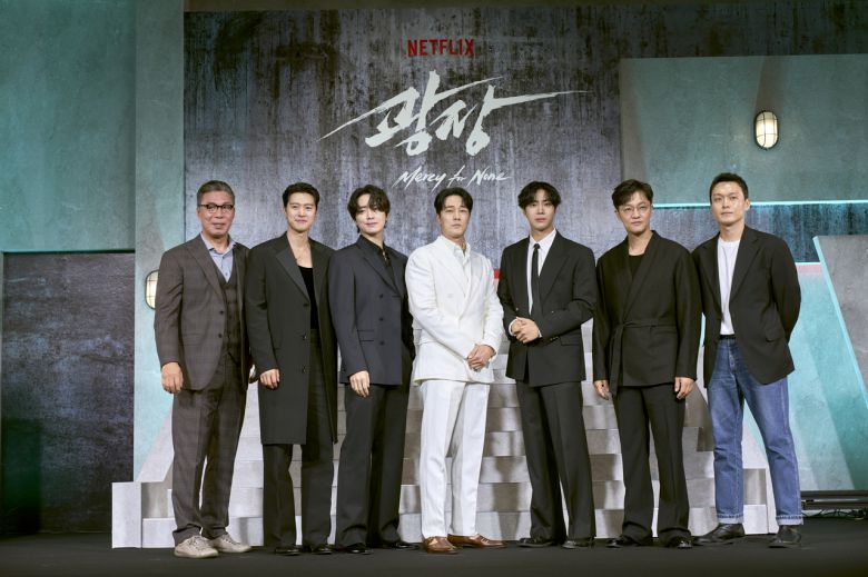 5일 넷플릭스 시리즈 ‘광장’ 제작발표회에서 출연진이 포즈를 취하고 있다 [넷플릭스 제공]