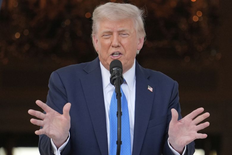 도널드 트럼프 미국 대통령이 4일(현지시간) 워싱턴 백악관 남쪽 잔디밭에서 열린 여름 유세에서 연설하고 있다. [AP]