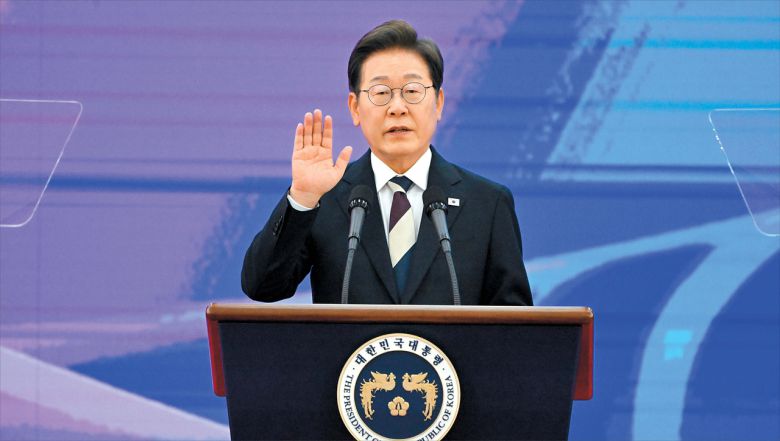 이재명 대통령이  4일 오전 서울 여의도 국회 로텐더홀에서 열린 대통령 취임선서식에서 취임선서를 하고 있다. 이상섭 기자