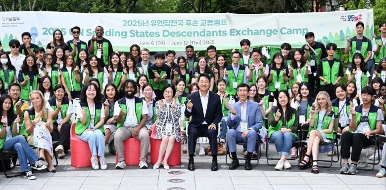 오세훈 서울시장이 8일 서울 광화문광장에서 6·25 전쟁 유엔 참전국 후손 교류캠프 참가자들에게 인사말을 하며 6·25 전쟁 22개 참전국과 국내외 참전용사들을 기리기 위해 조성될 감사의 정원을 소개하고 있다. [서울시 제공]