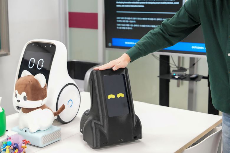 부드럽게 쓰다듬었을 때 로봇이 기쁨을 표현하는 장면.[UNIST 제공]