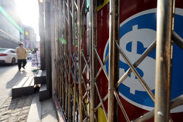 서울 명동거리 환전소 [연합]