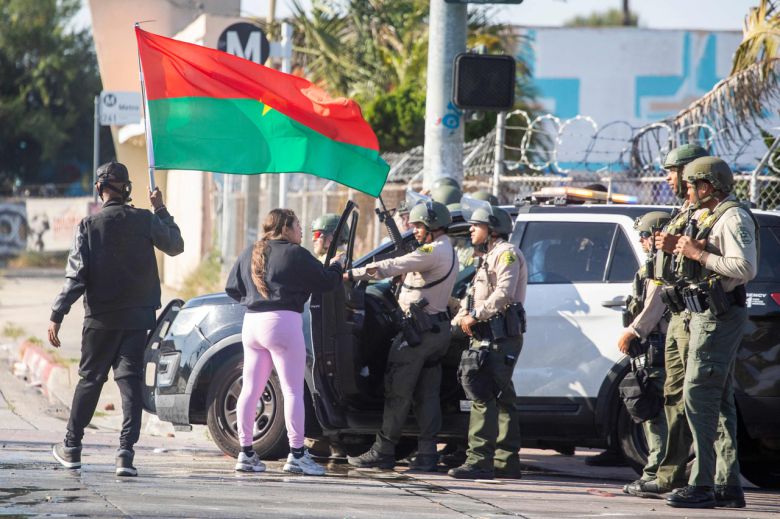 미국 로스앤젤레스(LA)에서 불법 이민자 체포·추방에 반발해 일어난 대규모 시위를 진압하기 위해 도널드 트럼프 대통령이 투입을 명령한 주방위군 300명이 8일(현지시간) LA에 도착하면서 긴장이 고조되고 있다. [로이터]