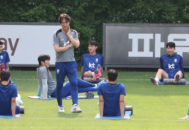 8일 파주 국가대표트레이닝센터(NFC)에서 북중미 월드컵 예선 최종전을 앞둔 축구 국가대표팀 홍명보 감독이 선수들을 지켜보고 있다. [연합]