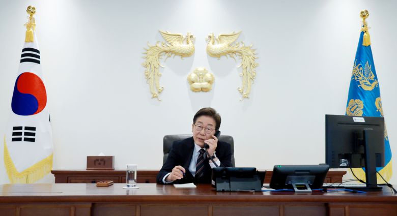 이재명 대통령이 9일 서울 용산 대통령실 청사 집무실에서 이시바 시게루 일본 총리와 전화 통화를 위해 수화기를 들고 있다. <연합뉴스>