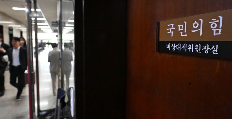 국민의힘이 9일 오후 의원총회를 열고 김용태 비상대책위원장의 거취를 논의할 것으로 알려졌다. 이날 오전 서울 여의도 국회 국민의힘 비상대책위원장실 문이 굳게 닫혀 있다. 임세준 기자