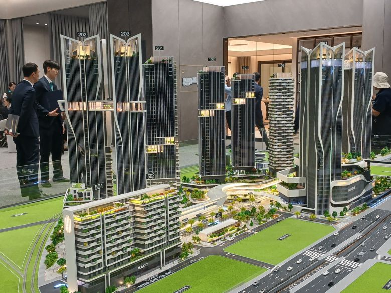 포스코이앤씨의 용산정비창 전면1구역  ‘오티에르 용산’ 단지 모형도. 김희량 기자