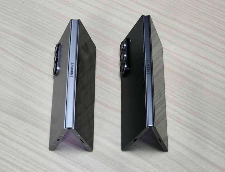 갤럭시 Z 폴드 스페셜 에디션(오른쪽)과 갤럭시 Z 폴드6 [권제인 기자/ eyre@]