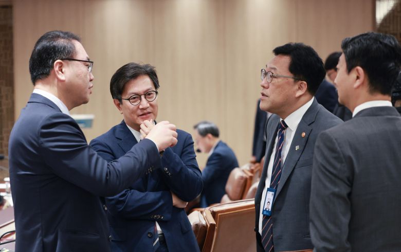 9일 서울 용산 대통령실 청사에서 이재명 대통령 주재로 열린 비상경제점검 2차 태스크포스(TF)회의 참석자들이 회의 시작 전 대화하고 있다.      왼쪽부터 유병서 기획재정부 예산실장, 김범석 기획재정부 장관 직무대행 1차관, 김병환 금융위원장, 안덕근 산업통상자원부 장관. 2025.6.9 [대통령실통신사진기자단] <연합뉴스>