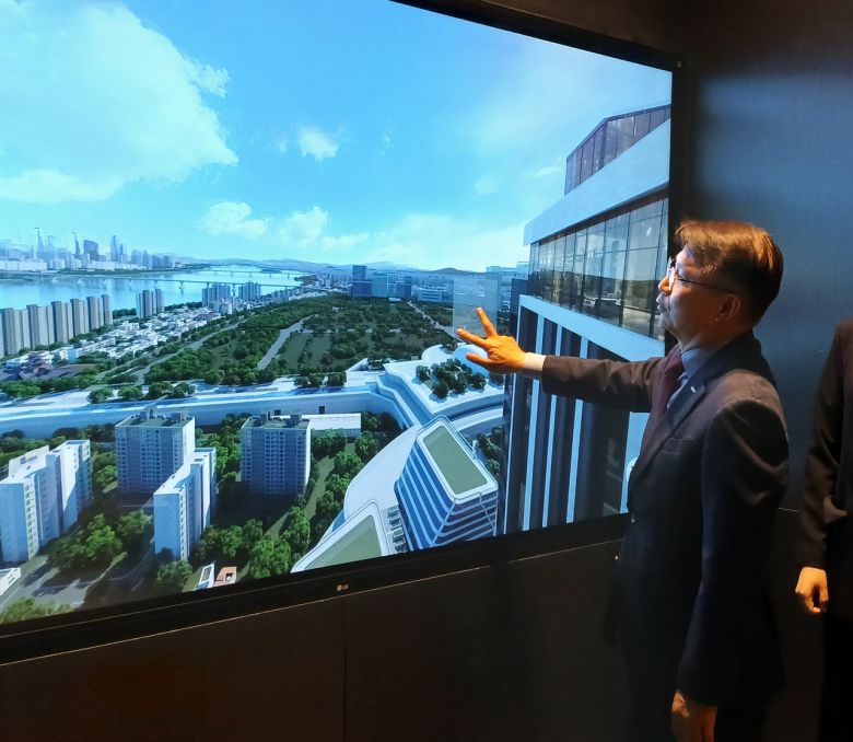 9일 오픈한 HDC현대산업개발의 ‘용산정비창 전면1구역’ 홍보관을  조태제 HDC현대산업개발 대표가 둘러보고 있다. 김희량 기자