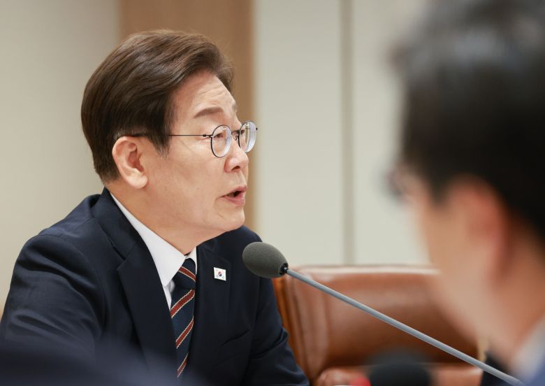 이재명 대통령이 9일 서울 용산 대통령실 청사에서 열린 비상경제점검 2차 태스크포스(TF)회의에서 발언하고 있다. <연합>