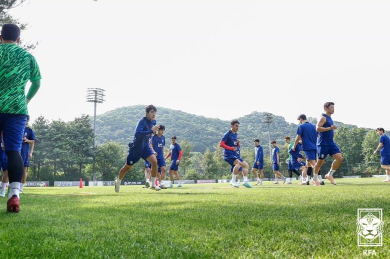 8일 파주 국가대표트레이닝센터(NFC)에서 북중미 월드컵 예선 최종전을 앞두고 훈련 중인 축구 국가대표팀 선수들   [KFA 제공]