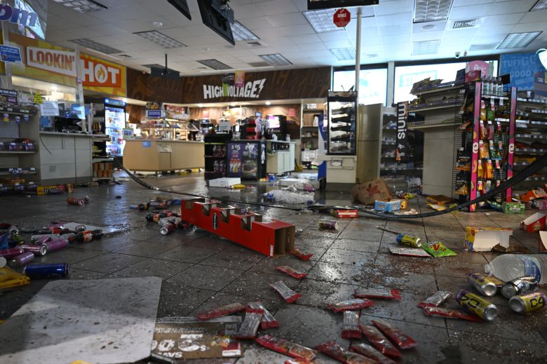 8일(현지시간) 미국 캘리포니아주 로스앤젤레스(LA)에서 법 집행 기관과 시위대 간 충돌 이후 가게가 파손됐다. [게티이미지]