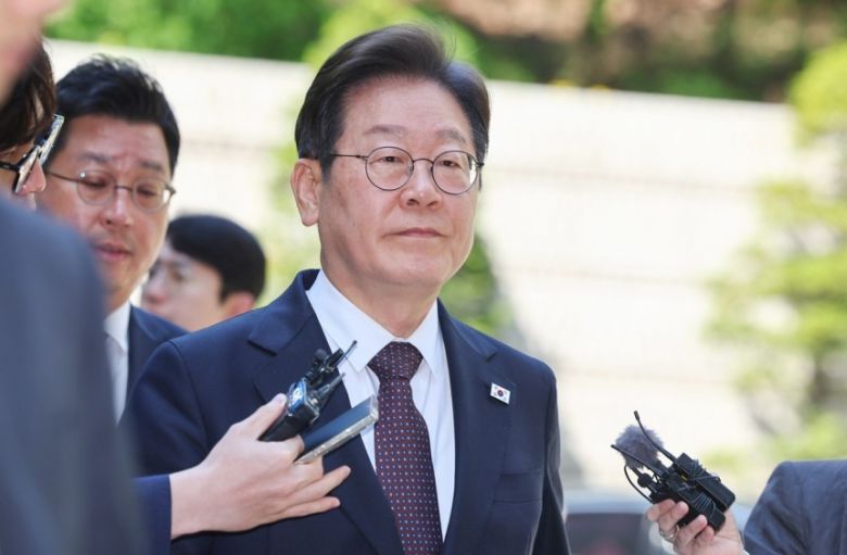 이재명 대통령이 지난달 4월 서울 서초구 서울중앙지방법원에서 열린 ‘대장동 배임ㆍ성남FC 뇌물’ 1심 속행 공판에 출석하고 있다. [연합]