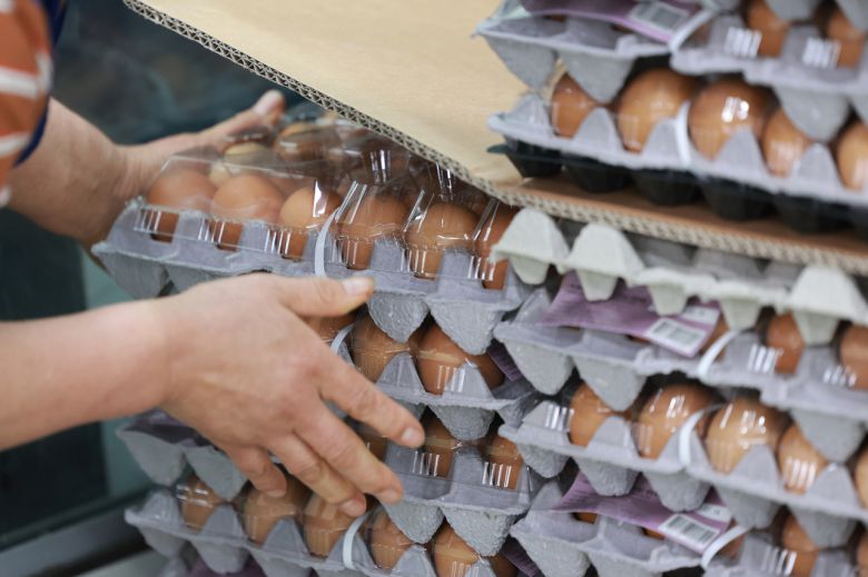 서울 서초구 하나로마트 양재점에서 직원이 계란을 정리하고 있다. [연합]