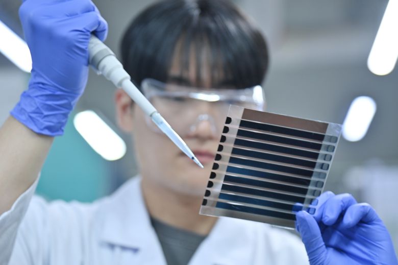 개발한 대면적 고효율 태양전지를 이용해 바람개비가 구동되고 있는 모습. 연구진은 안정성과 효율을 동시에 확보한 태양전지 기술을 통해 실사용 가능성을 시연하고 있다.[KIST 제공]