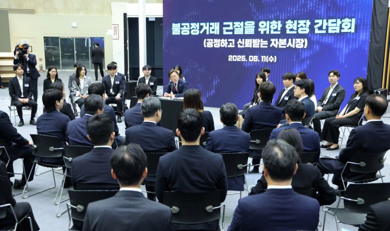 이재명 대통령이 11일 서울 영등포구 한국거래소에서 열린 주식시장 불공정거래 근절을 위한 현장 간담회를 주재하고 있다. [대통령실통신사진기자단]  [연합]