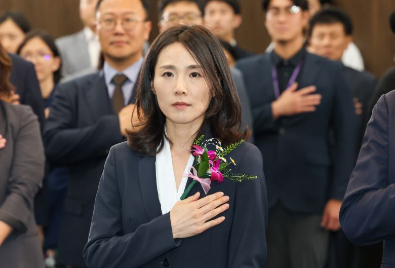 김진아 신임 외교부 2차관이 11일 서울 종로구 외교부 청사에서 열린 취임식에서 국기에 경례하고 있다. [연합]