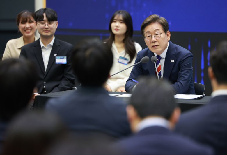 이재명 대통령이 11일 서울 영등포구 한국거래소에서 열린 주식시장 불공정거래 근절을 위한 현장 간담회에서 참석자 질문에 답하고 있다. [연합]