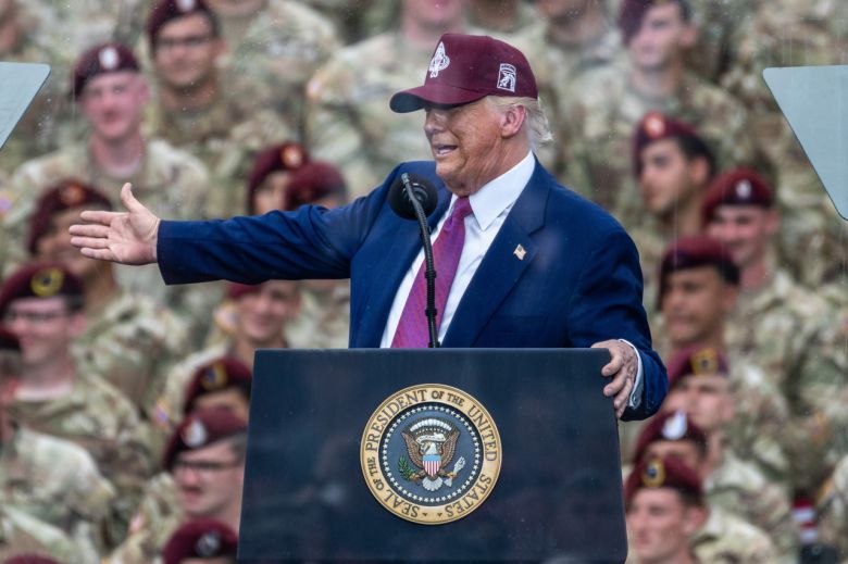 도널드 트럼프 미국 대통령이 10일(현지시간) 미 노스캐롤라이나주 소재 육군 기지 포트 브래그에서 군 장병들을 상대로 연설하고 있다. [EPA]