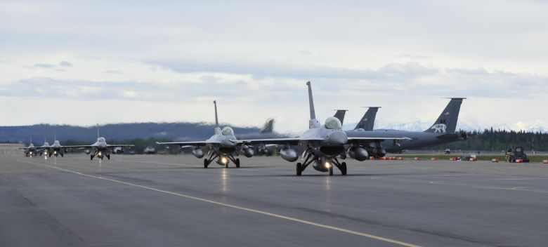 공군은 11일 “레드 플래그 알래스카(Red Flag Alaska) 훈련에 참가 중인 KF-16 전투기 1대가 한국시간으로 오전 9시 2분께 미 공군 아일슨 기지에서 이륙 활주 중 비상탈출 상황이 발생했다”고 밝혔다. KF-16이 훈련 참가를 위해 지난 4일(현지시간) 미 알래스카 아일슨 기지에 착륙해 지상활주하는 모습. [헤럴드DB]