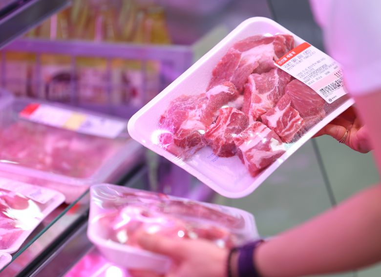 서울 시내의 한 대형마트를 찾은 고객이 돼지고기를 살펴보고 있다. [연합]