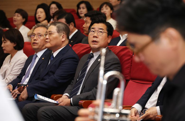 박찬대(앞줄 왼쪽 네번째) 더불어민주당 당 대표 직무대행 겸 원내대표가 11일 서울 여의도 국회 의원회관에서 열린 ‘새로운 대한민국 국민주권정부를 위한 국회기도회’에 참석해 찬송가를 부르고 있다. [연합]