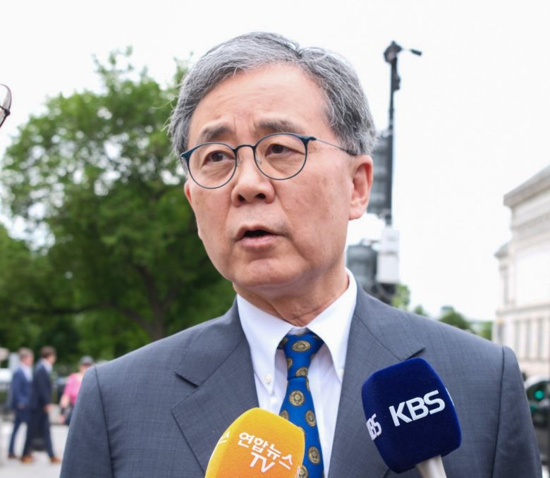 김현종 전 국가안보실 2차장이 지난달 8일(현지시간) 미국 워싱턴 DC 백악관에서 도널드 트럼프 행정부 당국자들과 회동한 뒤 기자들에게 결과를 설명하고 있다. [연합]