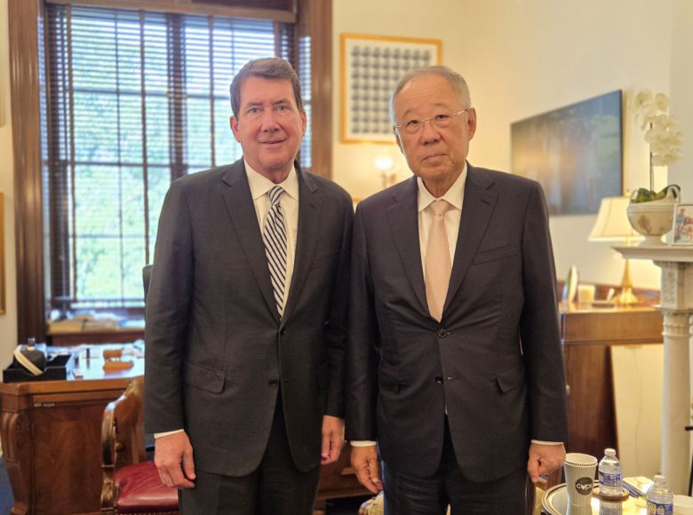 류진(오른쪽) 한국경제인협회 회장이 11일(현지시각) 워싱턴D.C.에서 빌 헤거티 의원을 만나 주요현안과 양국 경제발전 방안에 대해 논의했다. [한경협 자료]