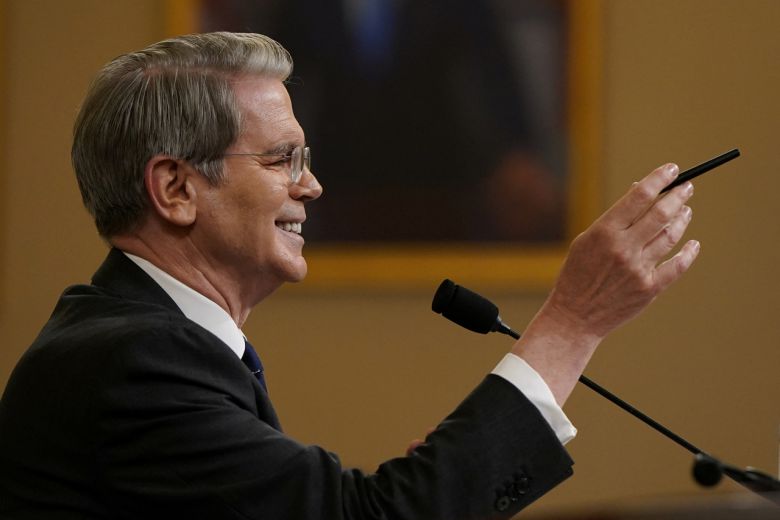 스콧 베선트 미국 재무부 장관이 11일(현지시간) 미국 워싱턴 D.C. 국회의사당에서 열린 하원 세입위원회 청문회에서 증언하고 있다. [로이터]