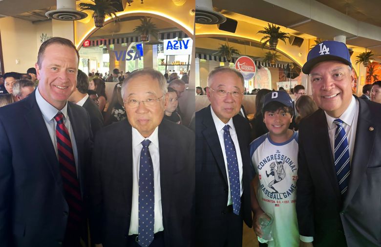 류진(왼쪽 사진 우측, 오른쪽 사진 좌측) 한국경제인협회 회장이 10일(미 워싱턴 현지시각 기준) 워싱턴D.C.에서 미 의회 자선야구대회 공식 리셉션에 참석해 미국 주요 상·하원 의원들을 대상으로 한국 기업의 대미 투자 성과와 조선·에너지 등 한·미 유망 협력 분야 경쟁력을 소개했다. 왼쪽 사진은 에릭 슈미트 상원의원(공화·미주리), 오른쪽 사진은 알렉스 파디야 상원의원(민주·캘리포니아) [한경협 자료]