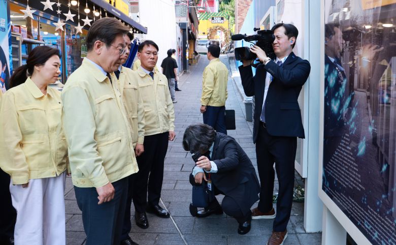 이재명 대통령이 12일 서울 용산구 이태원 참사 현장 ‘10·29 기억과 안전의 길’을 둘러보고 있다. [연합]