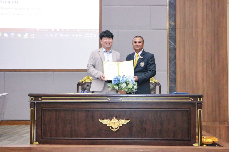 황의철 해양드론기술 대표(사진 왼쪽)와 마낫 웡왓 태국 방산진흥회 회장(사진 오른쪽)이 업무협약 후 기념 촬영을 하고 있다. [한국해양대학교 제공]