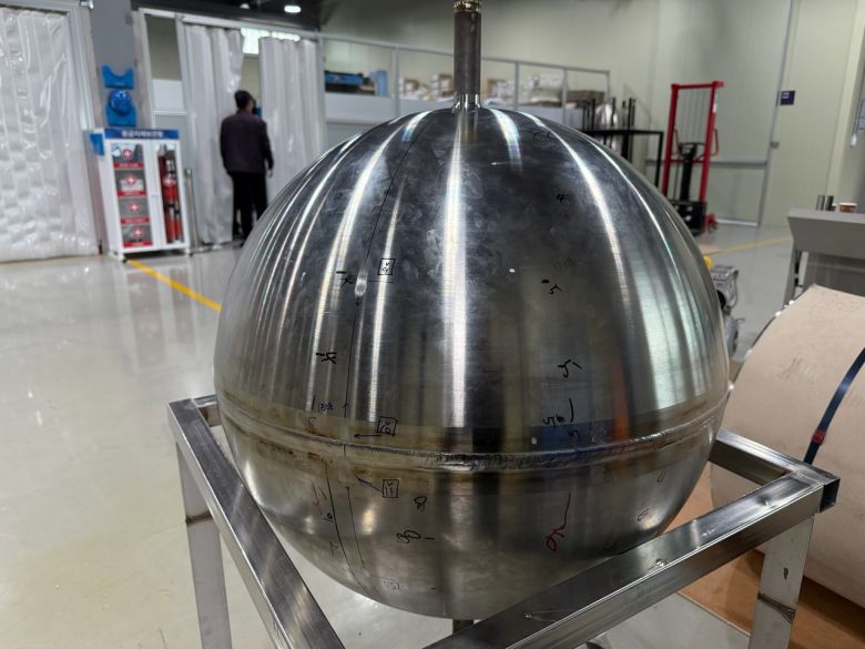 제작된 우주발사체·위성용 티타늄 고압용기.[한국생산기술연구원 제공]