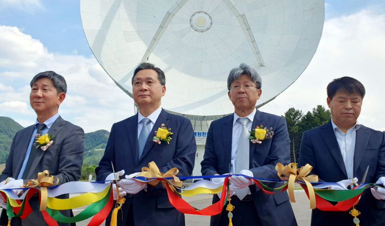 윤영빈(왼쪽 두번째) 우주항공청장과 박장현(왼쪽 세번째) 한국천문연구원장이 12일 열린 KVN 서울대 평창전파천문대 개소식에서 테이프 커팅을 하고 있다.[우주항공청 제공]