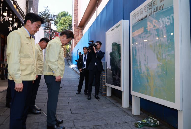 이재명 대통령이 12일 서울 용산구 이태원 참사 현장 ‘10·29 기억과 안전의 길’에서 헌화 후 묵념을 하고 있다. [연합]