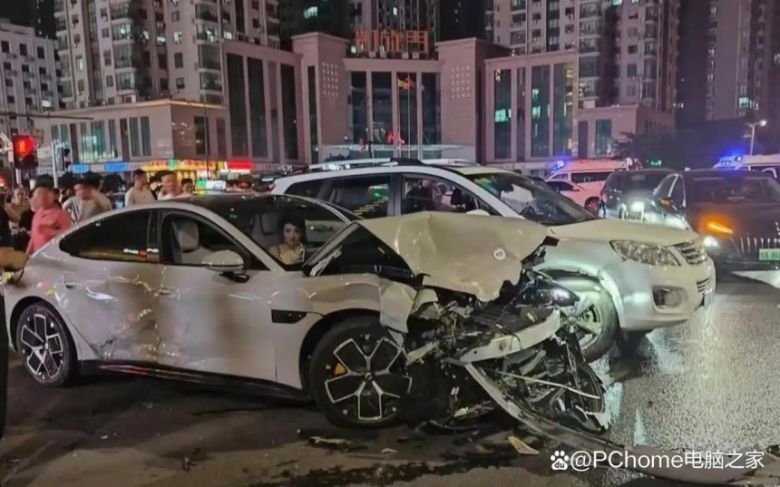 중국 정저우시에서 발생한 SU7 연쇄추돌사고[중국 IT 정보 플랫폼 PChome 캡처]