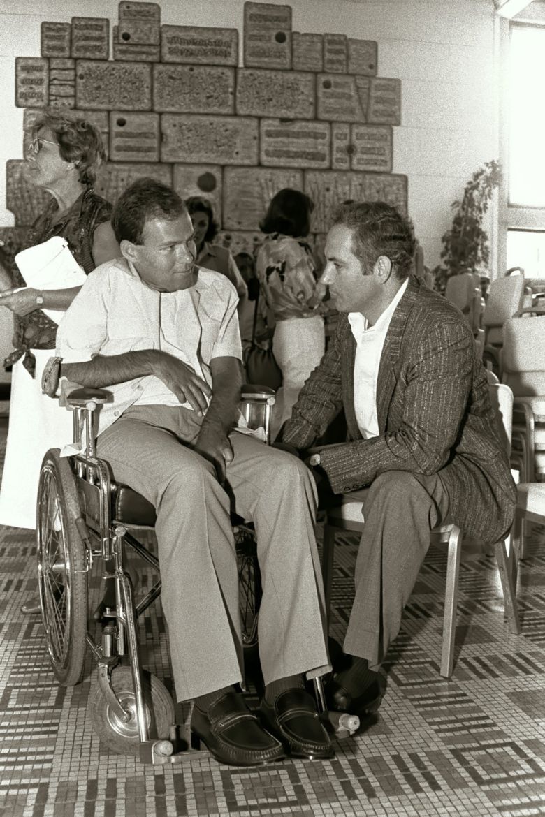 베냐민 네타냐후(오른쪽)가 엔테베 작전에 투입됐다가 영구 장애를 얻은 대원 소린 헤르시코와 1986년 7월 2일 만나 대화하고 있다. [이스라엘 정부 공보실/게티이미지]