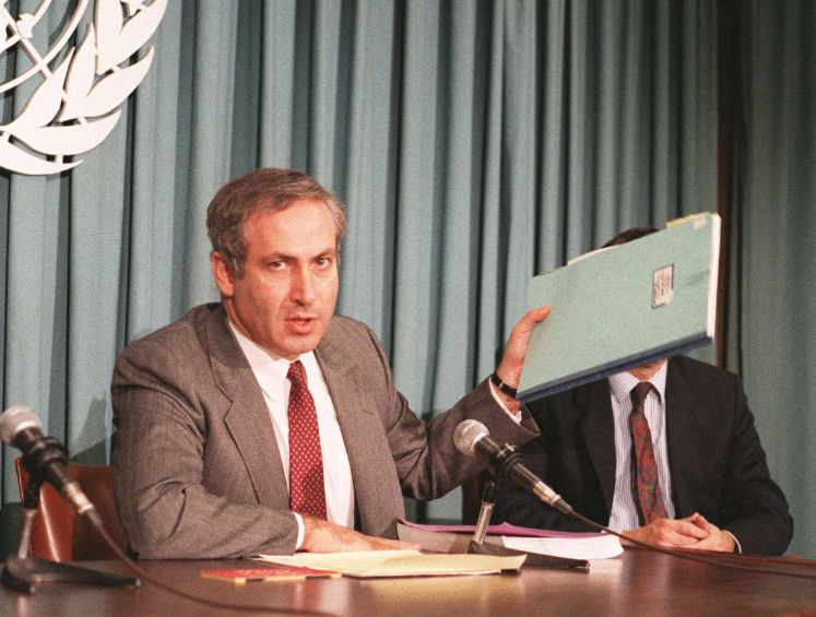 베냐민 네타냐후 이스라엘 총리가 1984~1988년 주유엔 이스라엘 대사로 재직 중 발표하고 있다. [AFP/게티이미지]