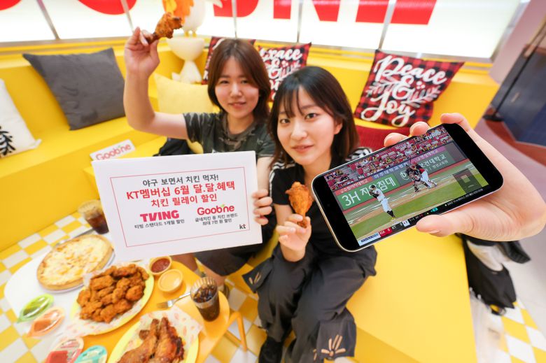 KT 관계자가 서울시 마포구에 위치한 굽네치킨 매장에서 6월 멤버십 ‘달달혜택’을 이용하는 모습 [KT 제공]